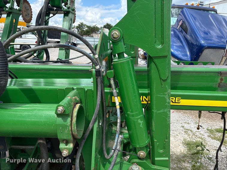image for item YA0850 2011 John Deere 1790 split row planter
