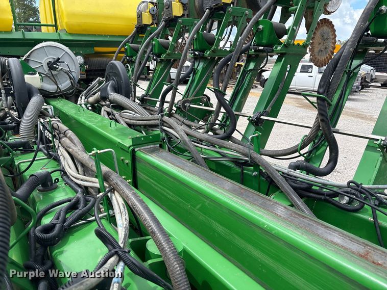 image for item YA0850 2011 John Deere 1790 split row planter