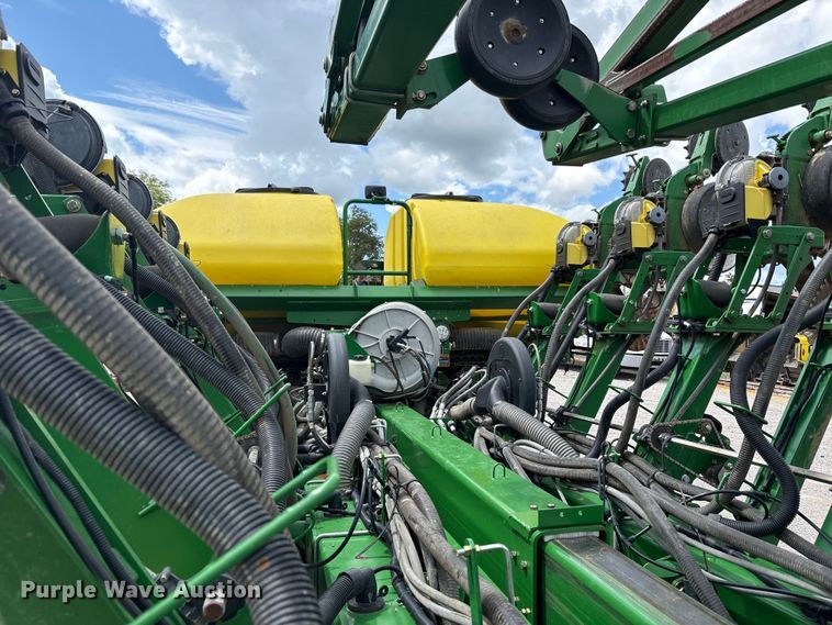 image for item YA0850 2011 John Deere 1790 split row planter