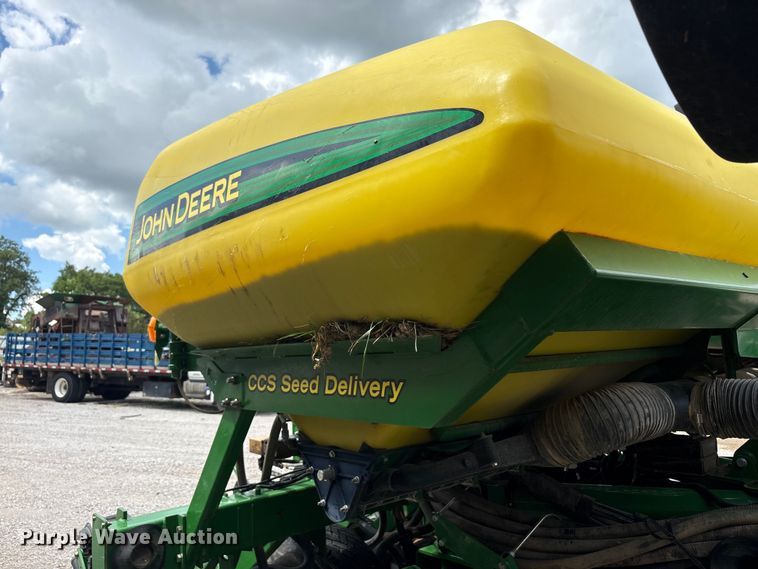 image for item YA0850 2011 John Deere 1790 split row planter