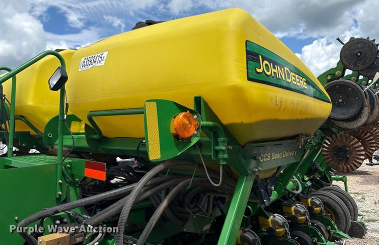 image for item YA0850 2011 John Deere 1790 split row planter