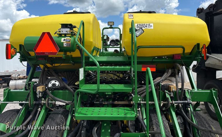 image for item YA0850 2011 John Deere 1790 split row planter