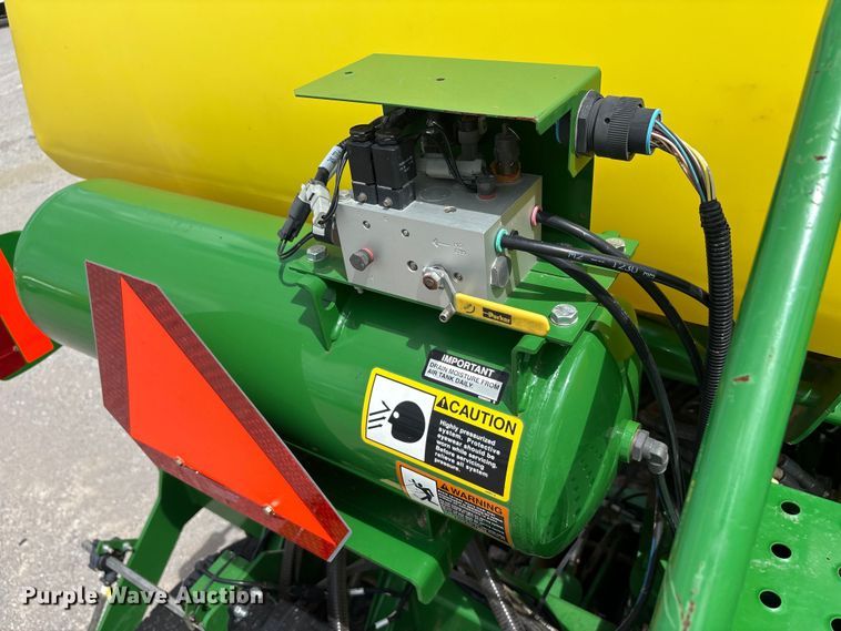 image for item YA0850 2011 John Deere 1790 split row planter