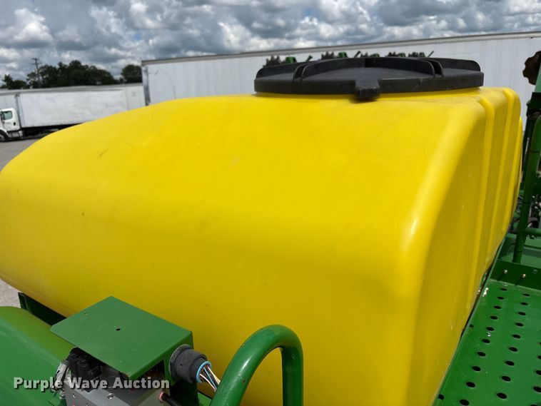 image for item YA0850 2011 John Deere 1790 split row planter