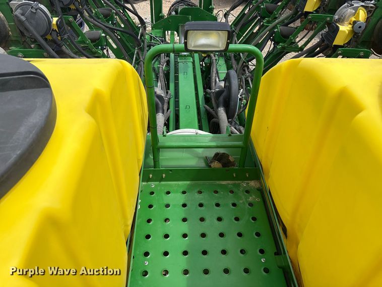 image for item YA0850 2011 John Deere 1790 split row planter