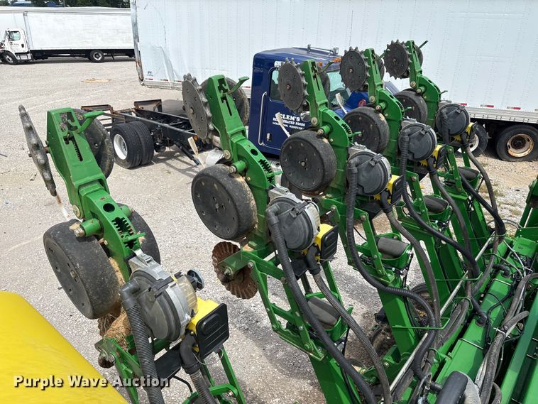 image for item YA0850 2011 John Deere 1790 split row planter