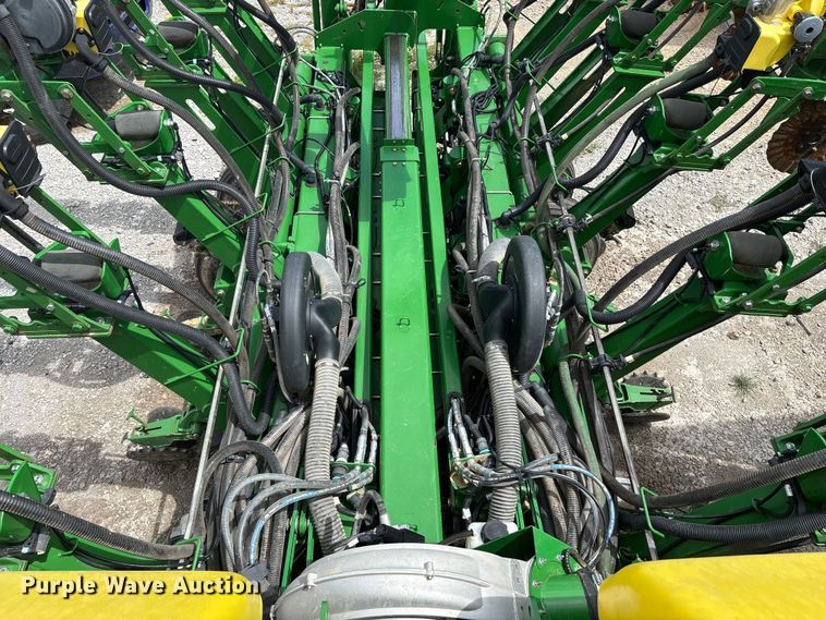 image for item YA0850 2011 John Deere 1790 split row planter