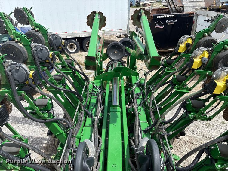 image for item YA0850 2011 John Deere 1790 split row planter