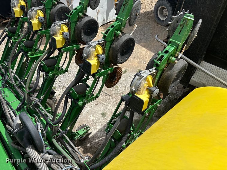 image for item YA0850 2011 John Deere 1790 split row planter