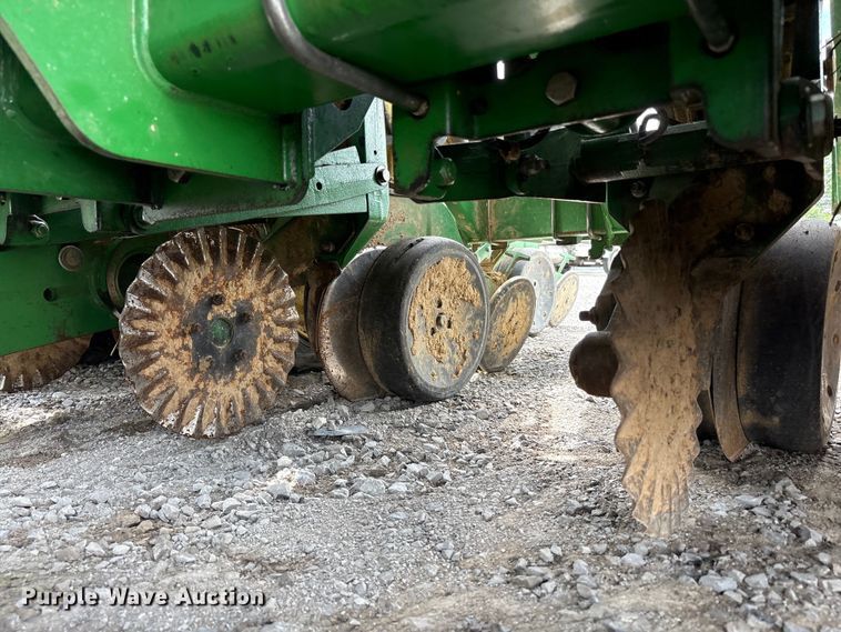 image for item YA0850 2011 John Deere 1790 split row planter