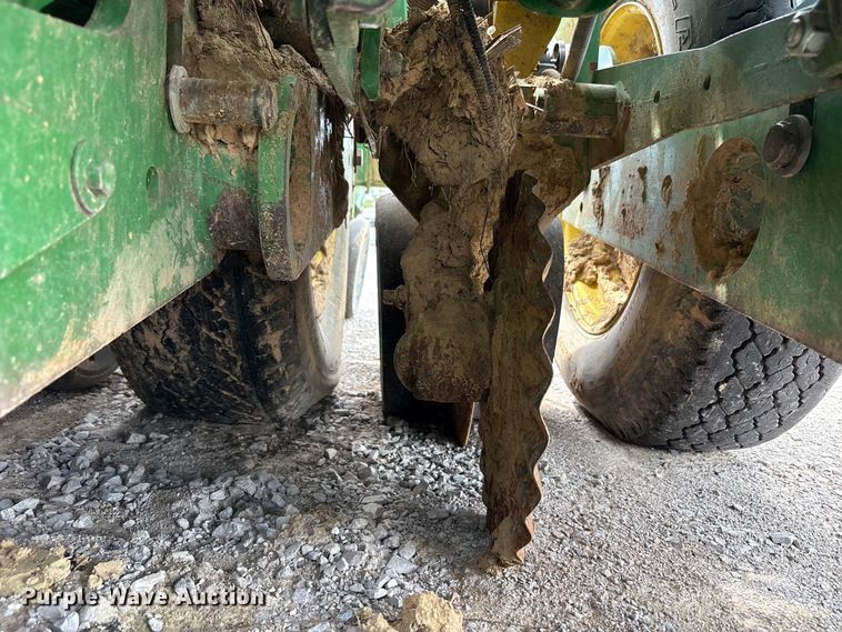 image for item YA0850 2011 John Deere 1790 split row planter