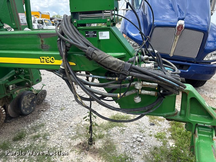 image for item YA0850 2011 John Deere 1790 split row planter