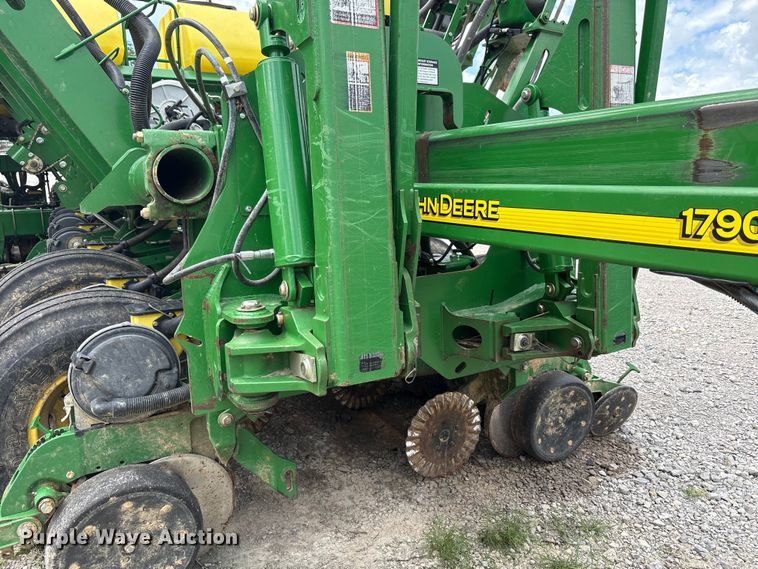 image for item YA0850 2011 John Deere 1790 split row planter
