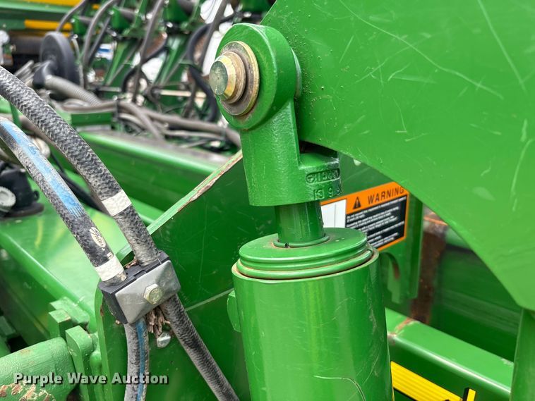 image for item YA0850 2011 John Deere 1790 split row planter