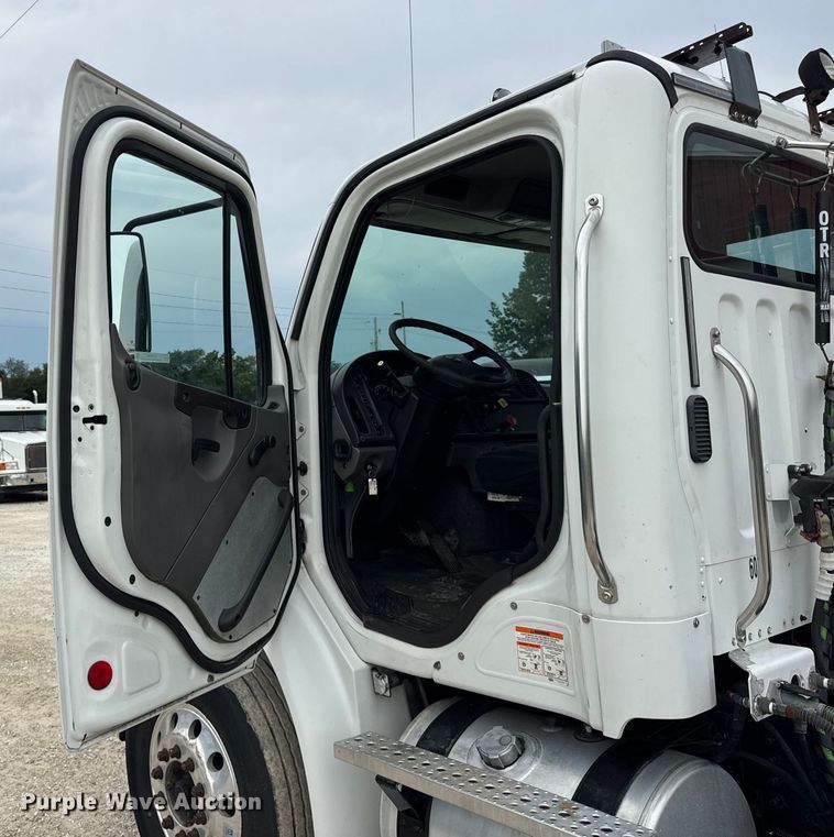 image for item DJ9696 2007 Freightliner M2 semi truck