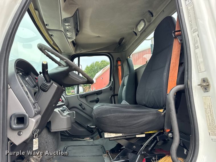 image for item DJ9696 2007 Freightliner M2 semi truck