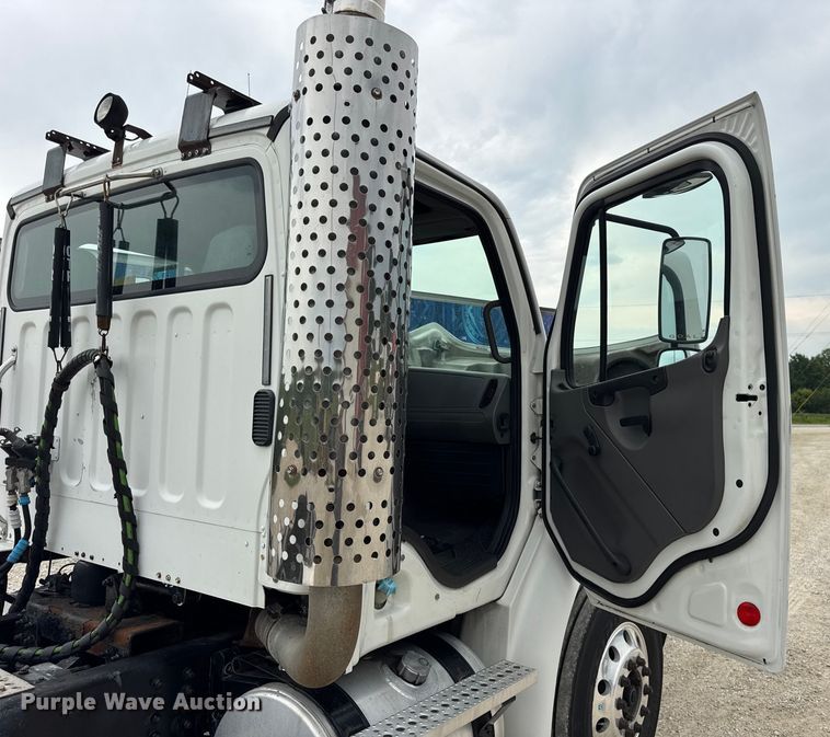 image for item DJ9696 2007 Freightliner M2 semi truck