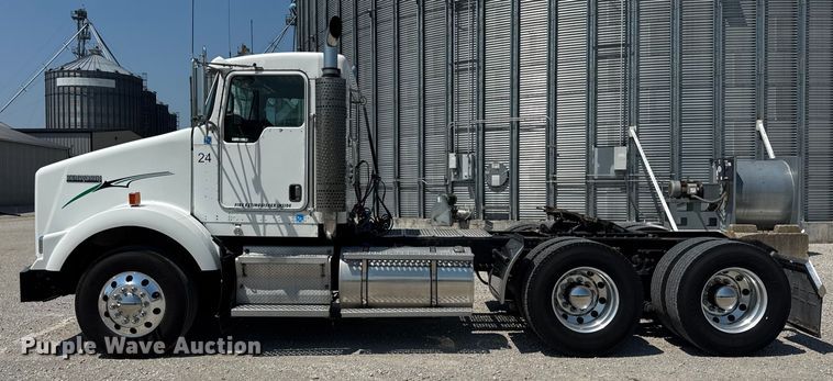 image for item DJ9703 2007 Kenworth T800 semi truck