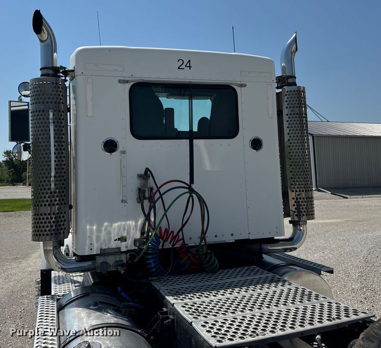 image for item DJ9703 2007 Kenworth T800 semi truck