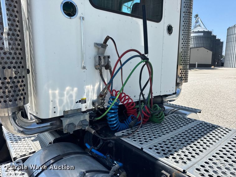 image for item DJ9703 2007 Kenworth T800 semi truck