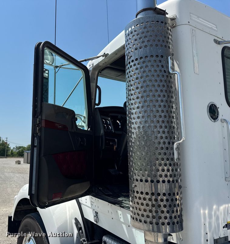 image for item DJ9703 2007 Kenworth T800 semi truck