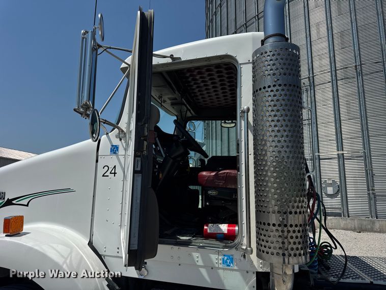 image for item DJ9703 2007 Kenworth T800 semi truck