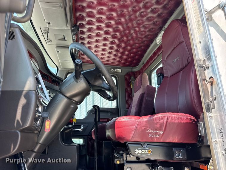 image for item DJ9703 2007 Kenworth T800 semi truck