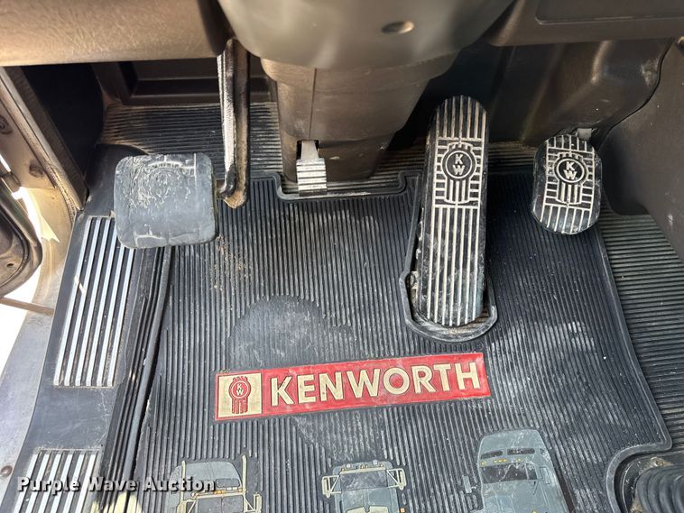 image for item DJ9703 2007 Kenworth T800 semi truck