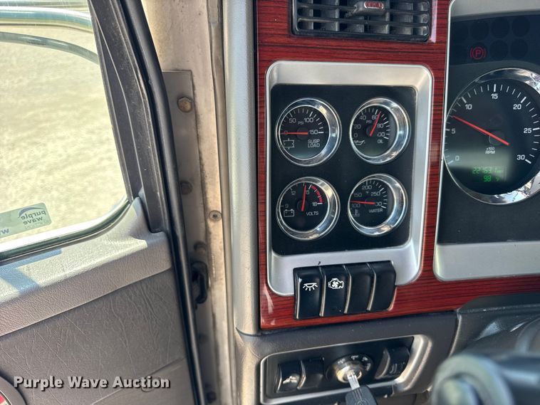 image for item DJ9703 2007 Kenworth T800 semi truck