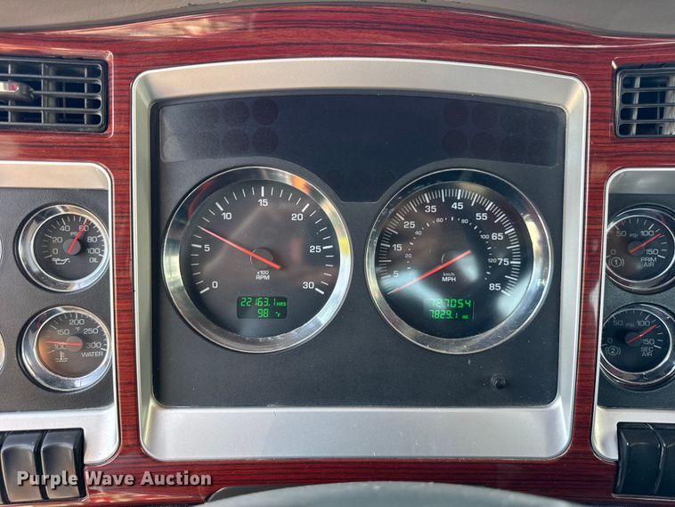 image for item DJ9703 2007 Kenworth T800 semi truck