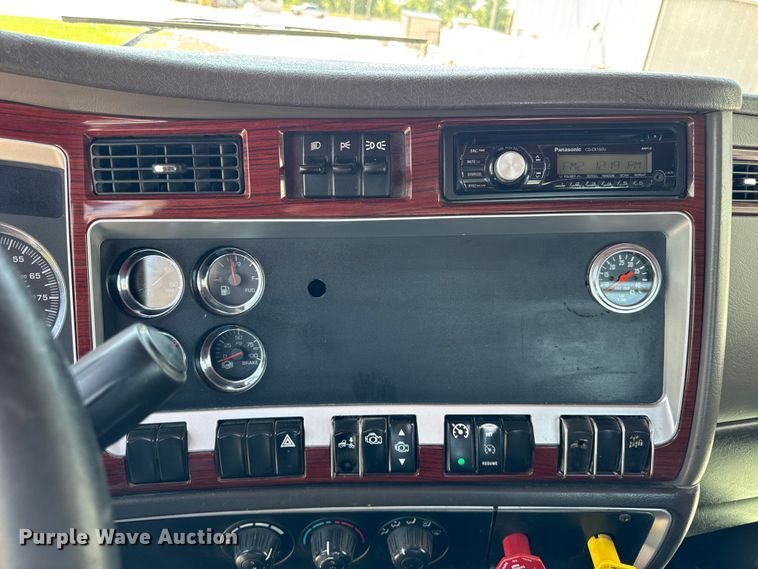 image for item DJ9703 2007 Kenworth T800 semi truck