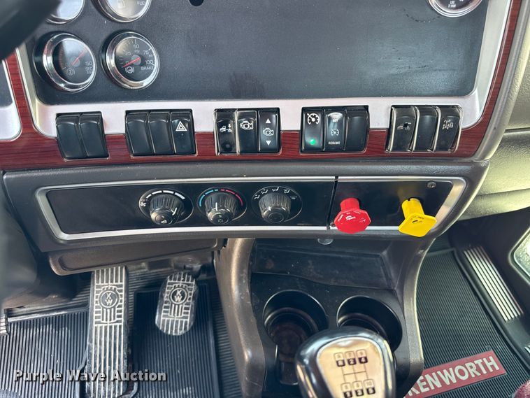 image for item DJ9703 2007 Kenworth T800 semi truck