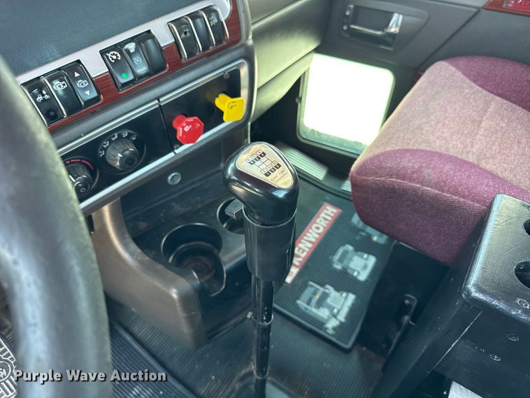 image for item DJ9703 2007 Kenworth T800 semi truck