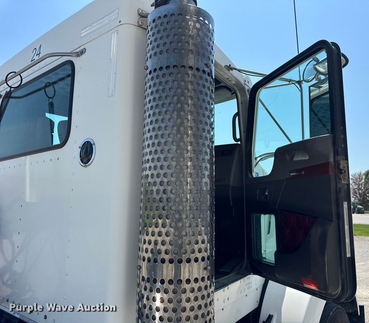 image for item DJ9703 2007 Kenworth T800 semi truck