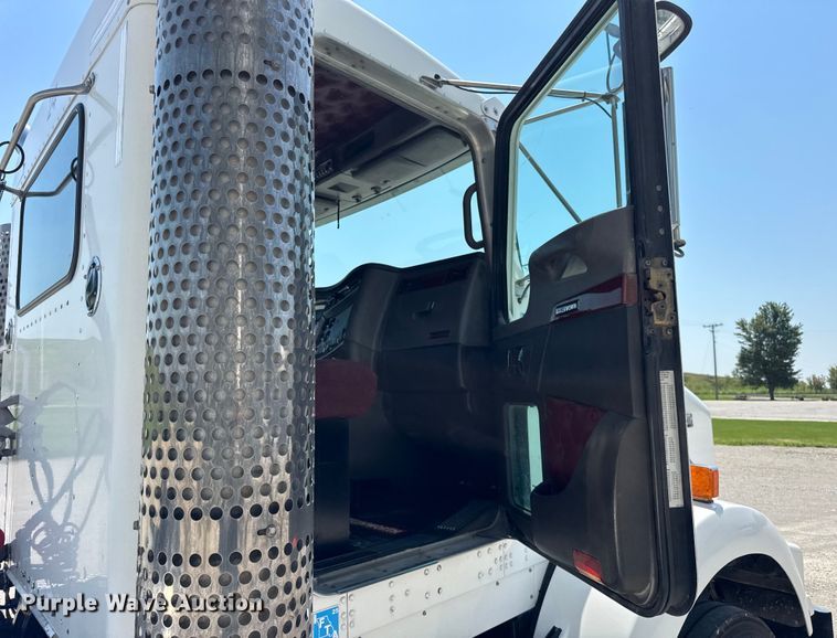 image for item DJ9703 2007 Kenworth T800 semi truck