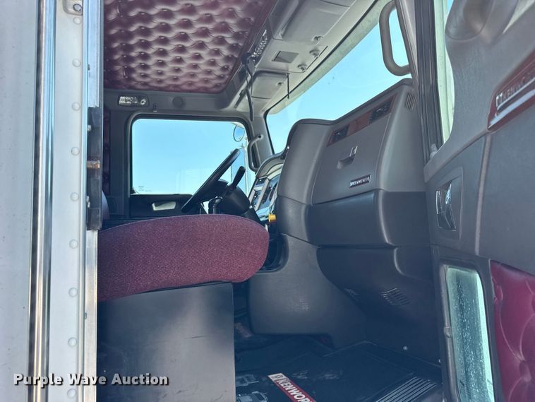 image for item DJ9703 2007 Kenworth T800 semi truck