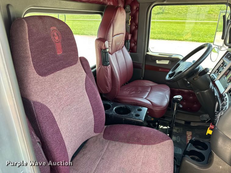 image for item DJ9703 2007 Kenworth T800 semi truck