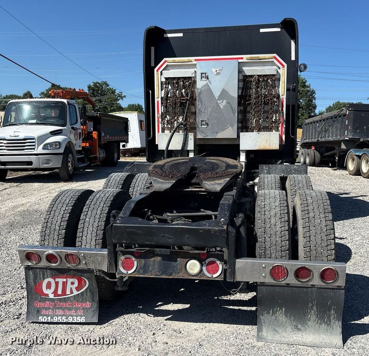 image for item DM1962 2015 Peterbilt 389 semi truck