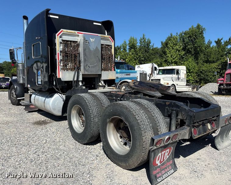 image for item DM1962 2015 Peterbilt 389 semi truck