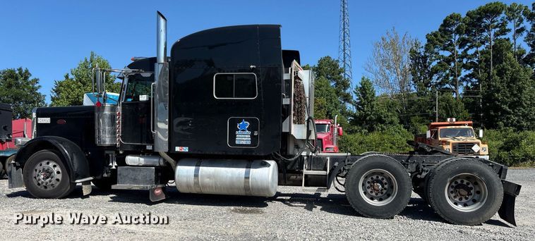 image for item DM1962 2015 Peterbilt 389 semi truck