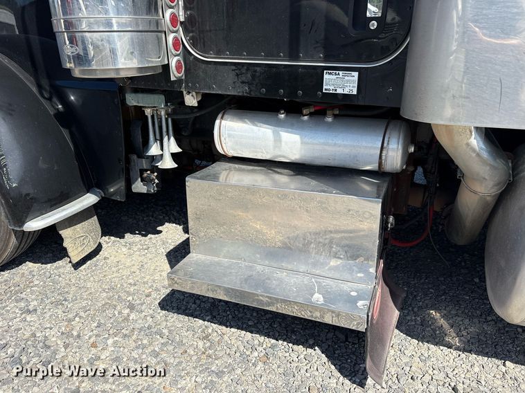 image for item DM1962 2015 Peterbilt 389 semi truck