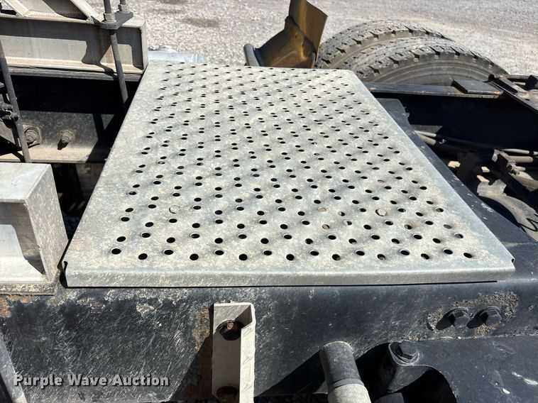 image for item DM1962 2015 Peterbilt 389 semi truck