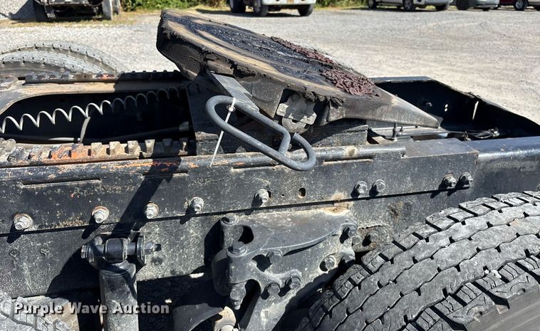 image for item DM1962 2015 Peterbilt 389 semi truck