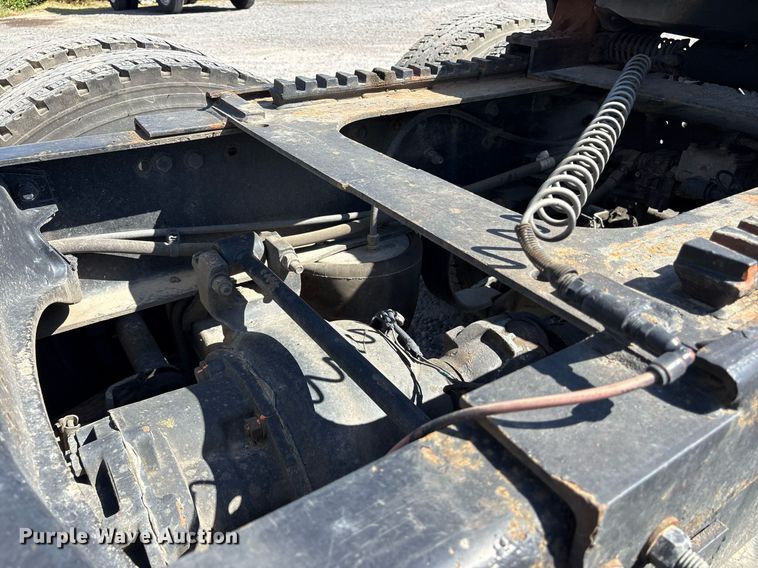 image for item DM1962 2015 Peterbilt 389 semi truck