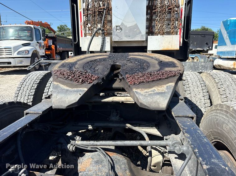 image for item DM1962 2015 Peterbilt 389 semi truck