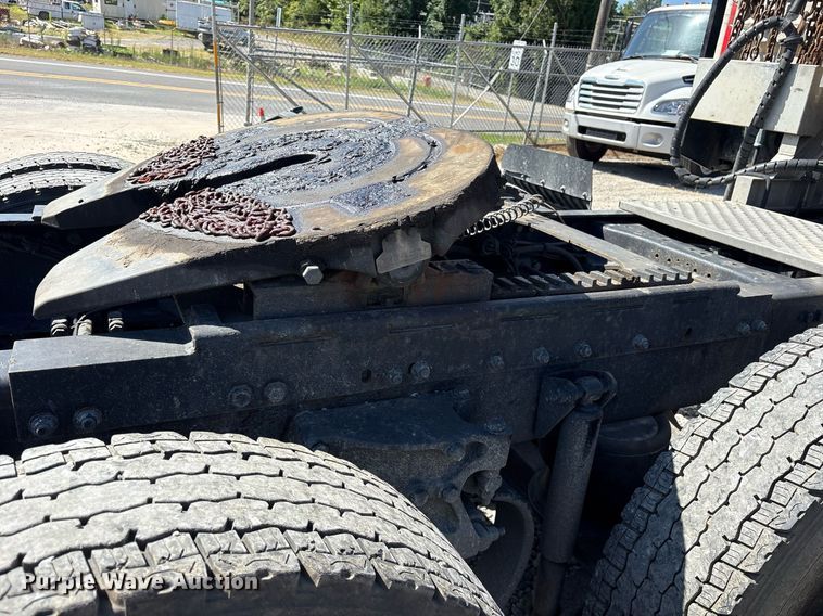 image for item DM1962 2015 Peterbilt 389 semi truck