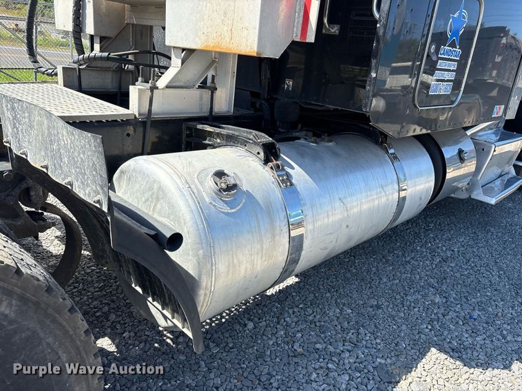 image for item DM1962 2015 Peterbilt 389 semi truck