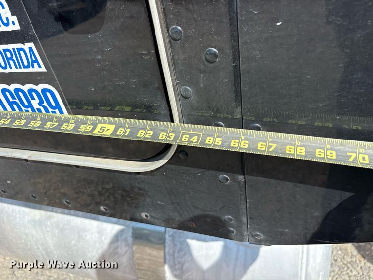 image for item DM1962 2015 Peterbilt 389 semi truck