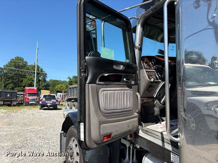 image for item DM1962 2015 Peterbilt 389 semi truck