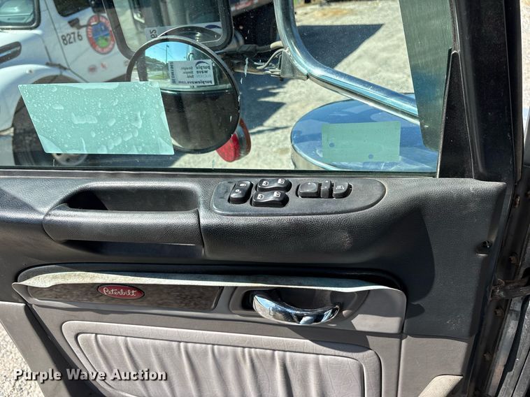 image for item DM1962 2015 Peterbilt 389 semi truck